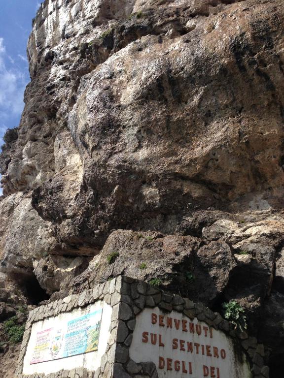 a sign on the side of a rocky mountain at Casa Annuccia in Agerola