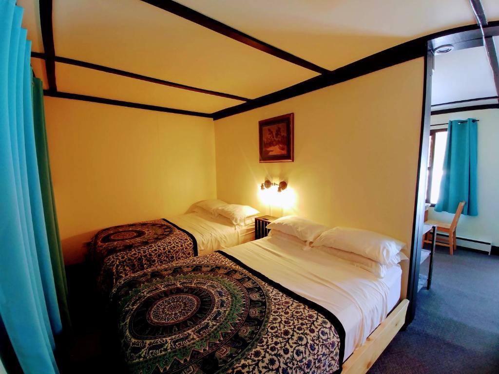 Postel nebo postele na pokoji v ubytování Dwight Riverside Inn