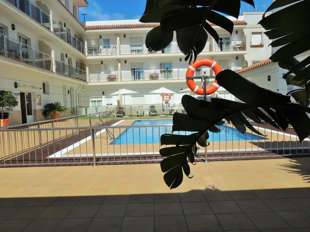 Bazén v ubytování Hotel Apartamentos Loto Conil nebo v jeho okolí