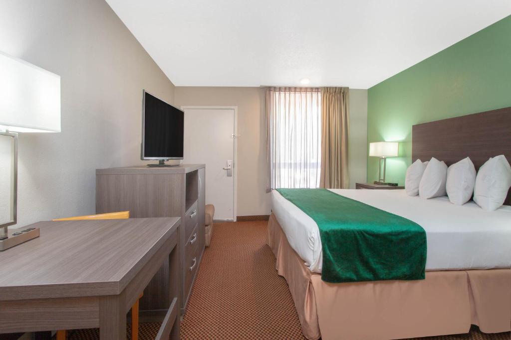 Grand Hotel Orlando at Universal Blvd - Shuttle to Theme Parks - King Room With Pool View