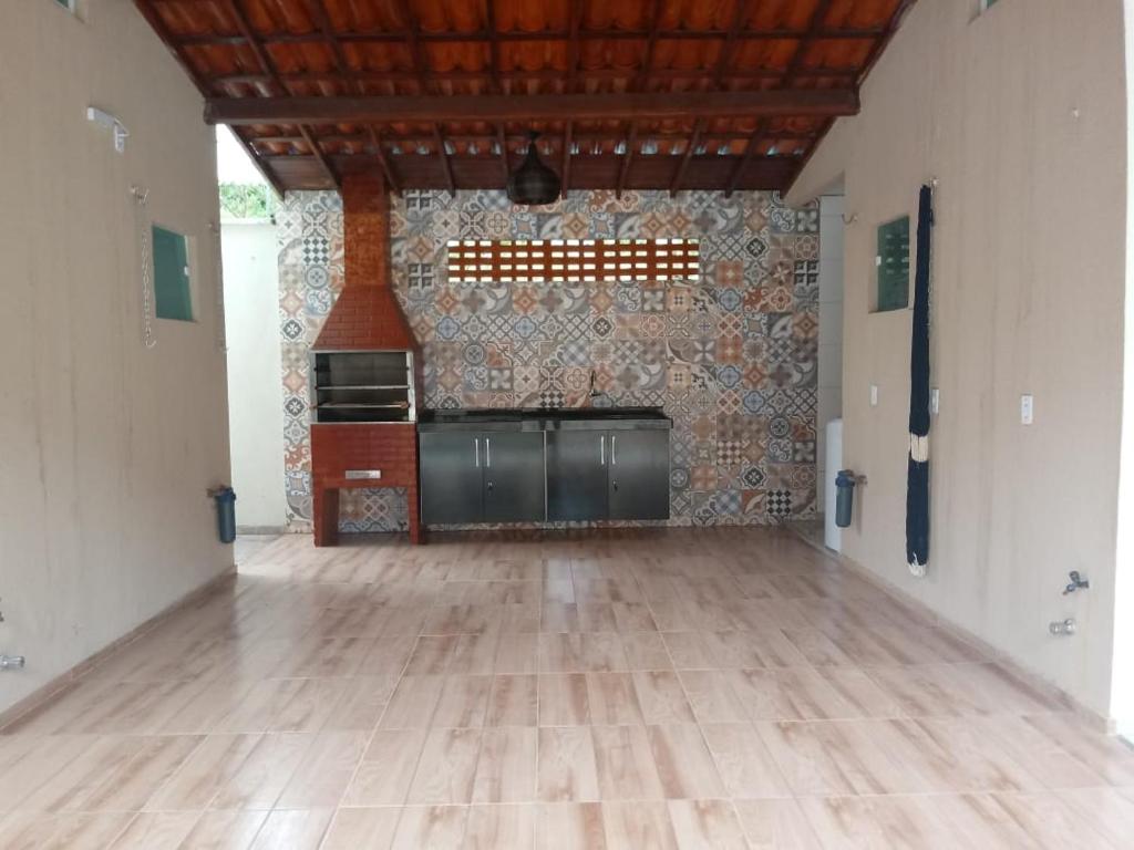 a large room with a kitchen with a wooden floor at LENÇOIS VILLE RESIDENCE in Barreirinhas