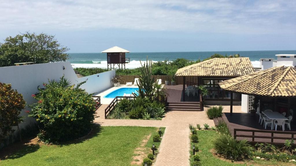 un complejo con piscina y océano en Ingleses Seashore, en Florianópolis