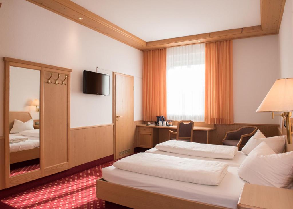 Postel nebo postele na pokoji v ubytování Hotel und Gasthof Soller