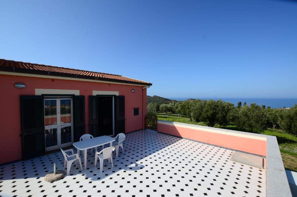 カステルサルドにあるVilletta Olivia Casa in collina vista mareのパティオ(テーブル、椅子付)