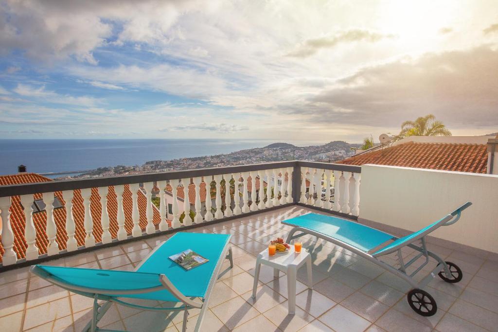 uma varanda com vista para o oceano em Villa Vista Mar no Funchal