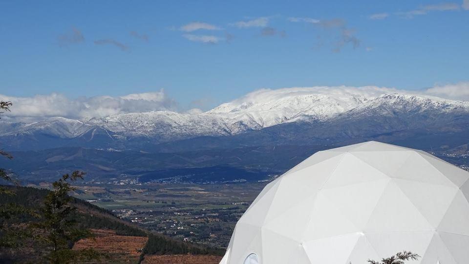 Nespecifikovaný výhled na hory nebo výhled na hory při pohledu z luxury tent