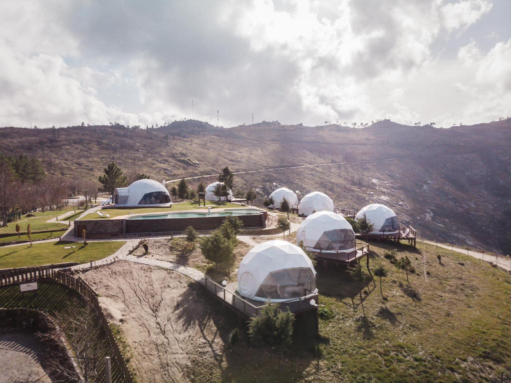 un grupo de cúpulas en la cima de una colina en Natura Glamping, en Alcongosta