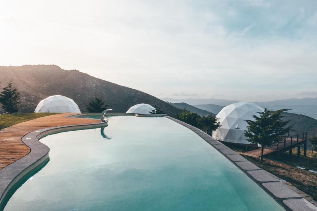 Nespecifikovaný výhled na hory nebo výhled na hory při pohledu z luxury tent