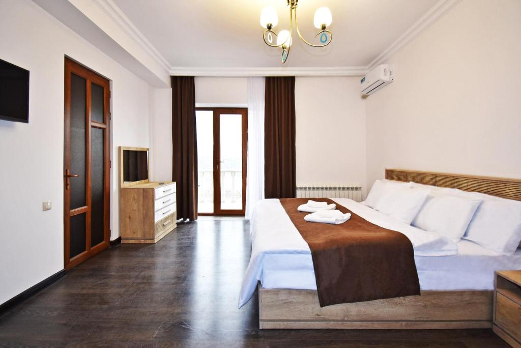TV a/nebo společenská místnost v ubytování Patriott Hotel