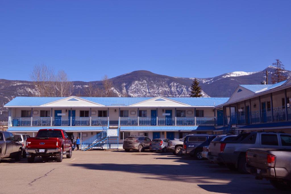 a row of buildings with cars parked in a parking lot at Skimmerhorn Inn in Creston