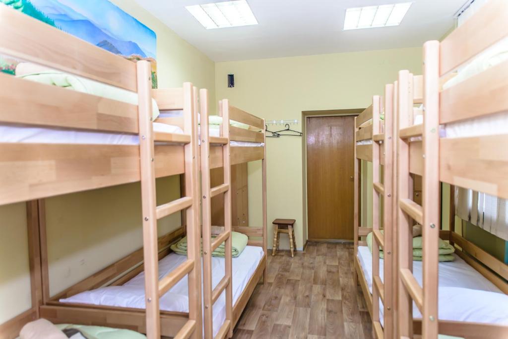 Palanda nebo palandy na pokoji v ubytování BOTANIC GLOBUS HOSTEL
