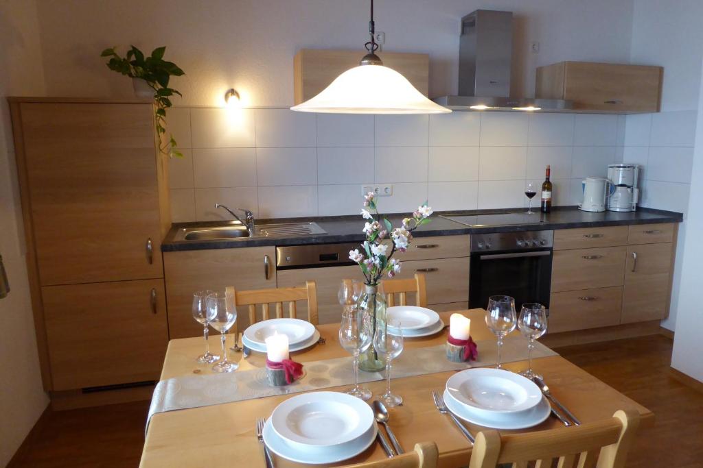 una cocina con una mesa con platos y velas. en Ferienwohnung Bolsterlang, en Bolsterlang