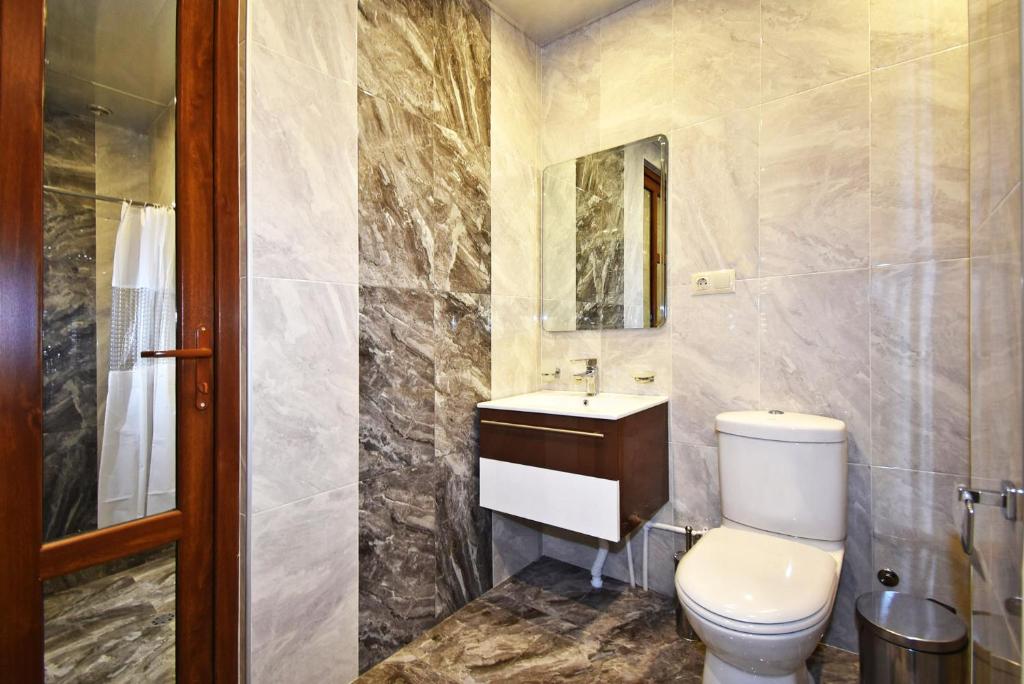 Koupelna v ubytování Patriott Hotel