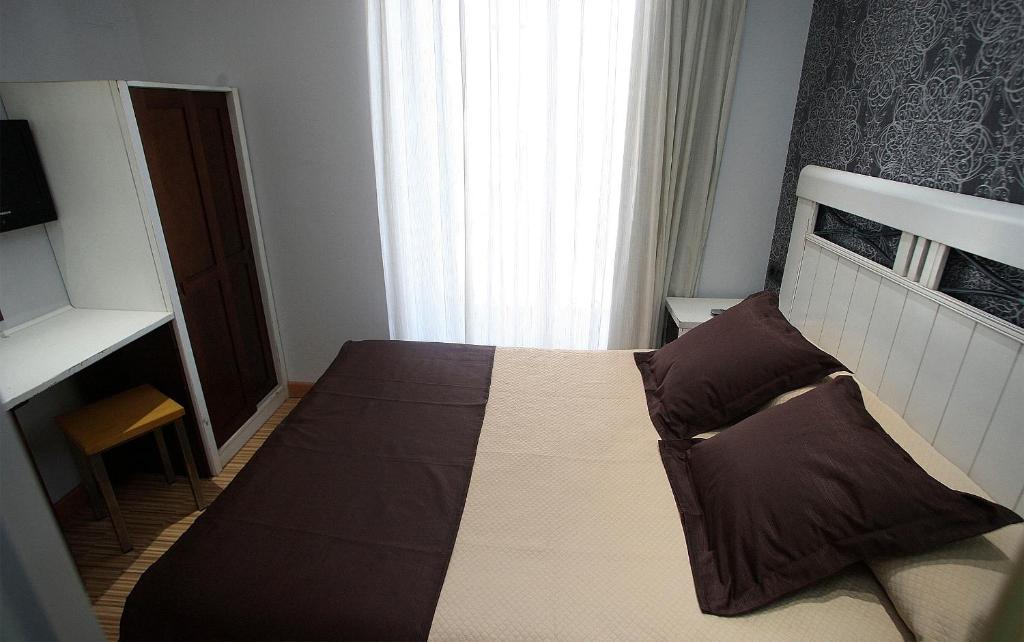 A bed or beds in a room at Hostal Centro