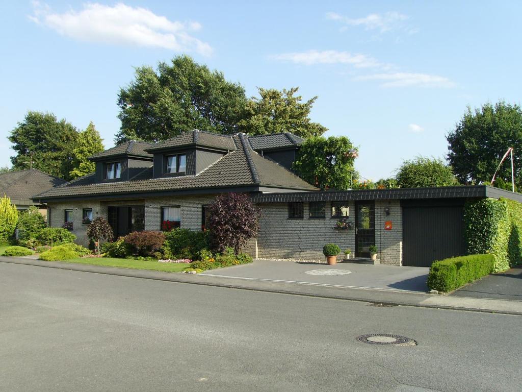 una casa sul lato di una strada di Pension Geva a Warendorf