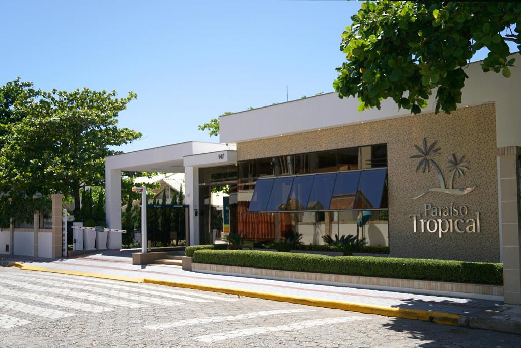 um edifício hospitalar com um sinal em frente em Parador Tropical em Bombinhas