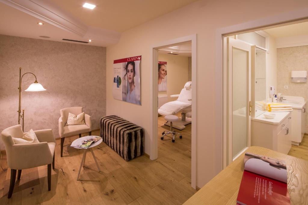 a room with a dental office with a mirror at Hotel Zum Schwarzen Bären in Emmersdorf an der Donau