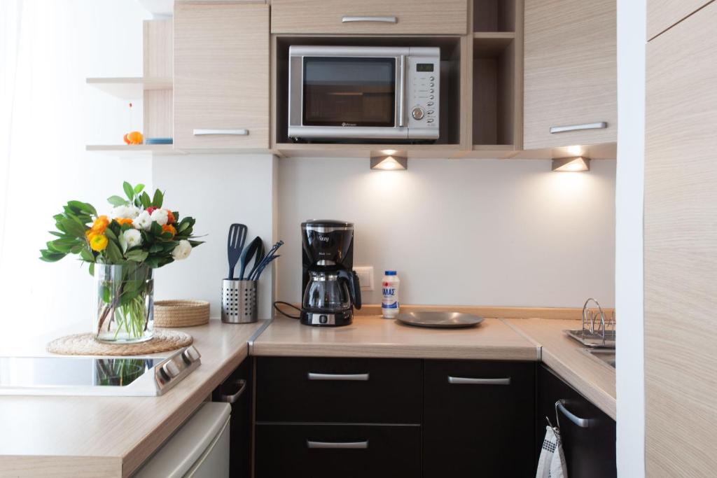 Kuchyňa alebo kuchynka v ubytovaní Homz AH02 Kolonaki Penthouse Studio