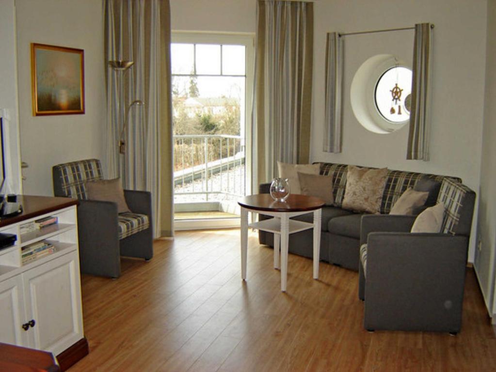 ein Wohnzimmer mit einem Sofa und einem Tisch in der Unterkunft Haus Ostseestrand in Ahlbeck