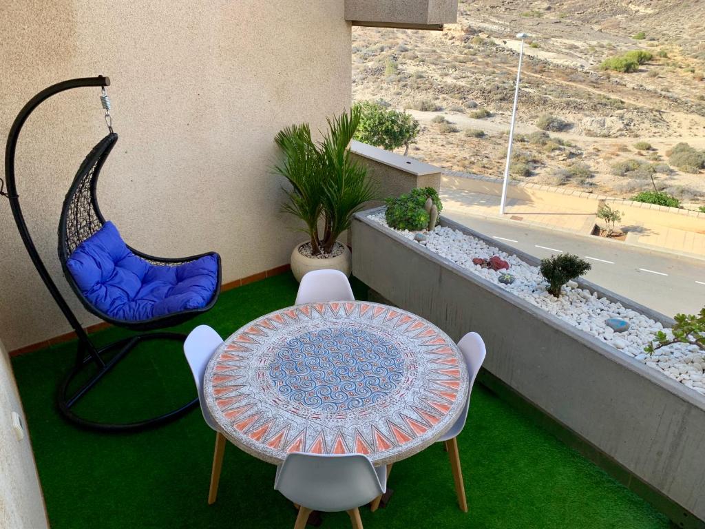 エル・メダノにあるSailor Home El Medanoの景色を望むバルコニー(テーブル、椅子付)