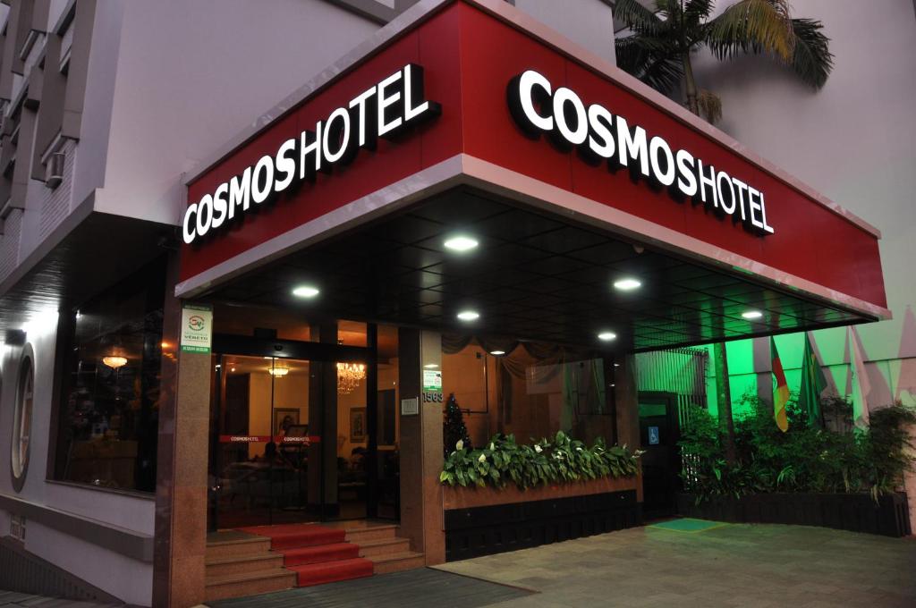 un restaurante con un cartel en la parte delantera en Cosmos Hotel en Caxias do Sul