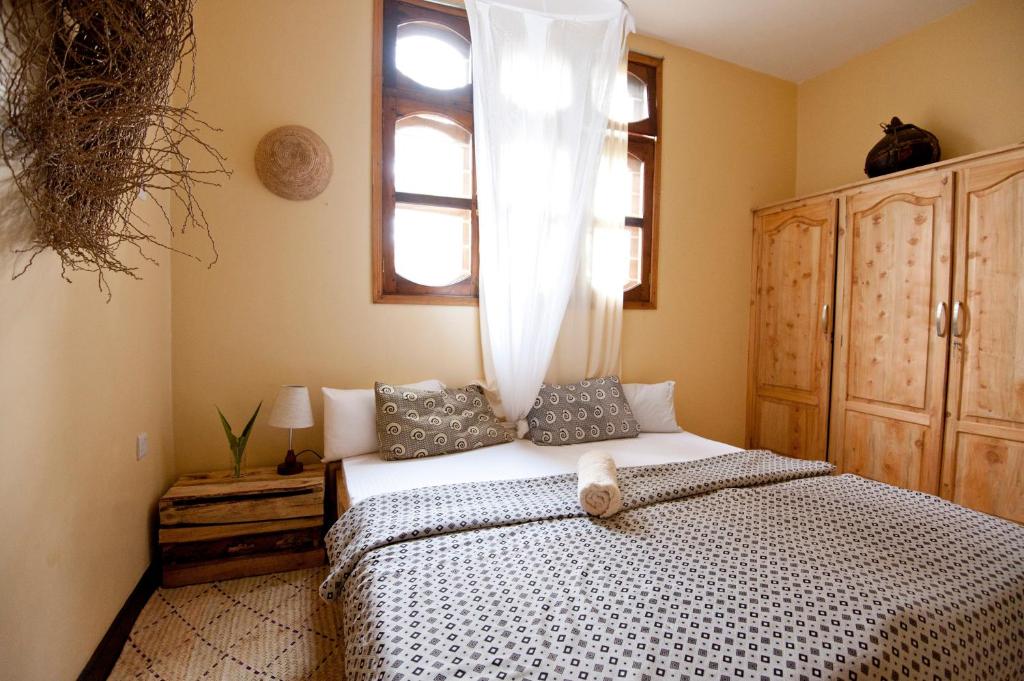 1 dormitorio con cama y ventana en More Than A Drop, en Moshi