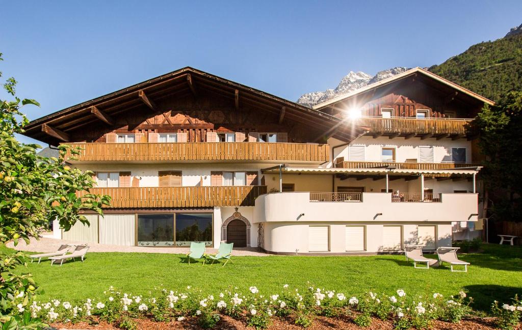 Nespecifikovaný výhled na hory nebo výhled na hory při pohledu z hotelu
