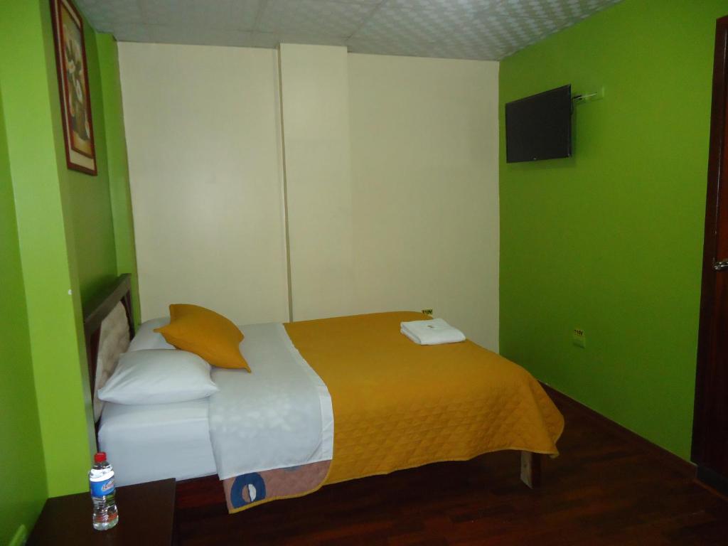 Postel nebo postele na pokoji v ubytování Hostal Bolívar Inn
