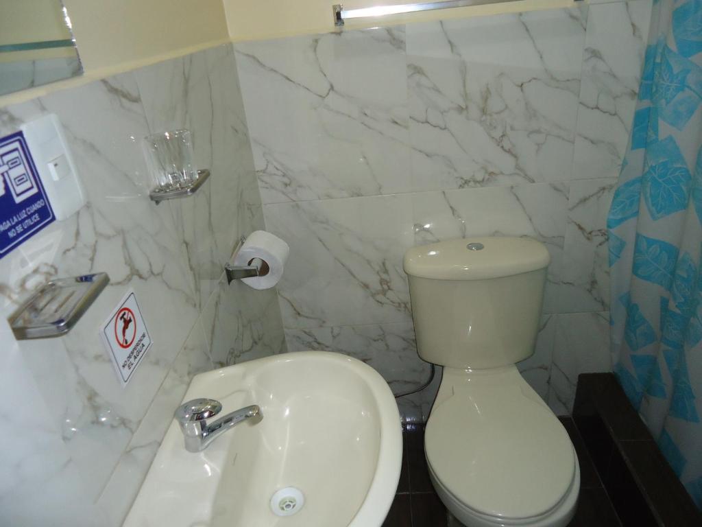 Koupelna v ubytování Hostal Bolívar Inn