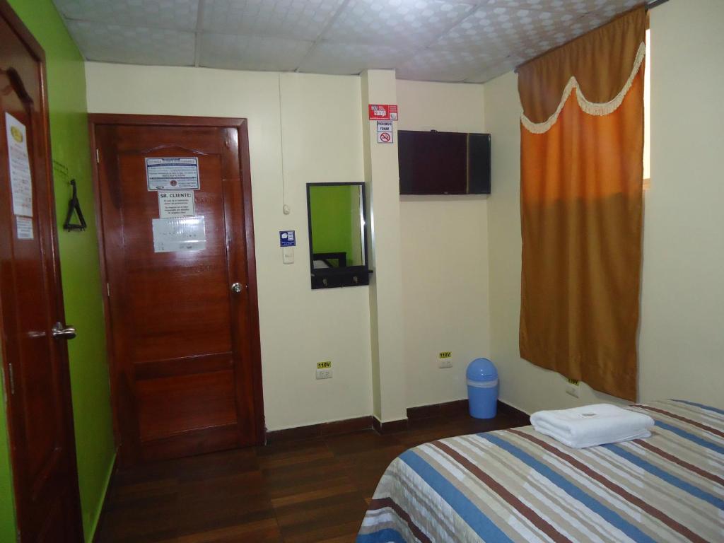 Postel nebo postele na pokoji v ubytování Hostal Bolívar Inn