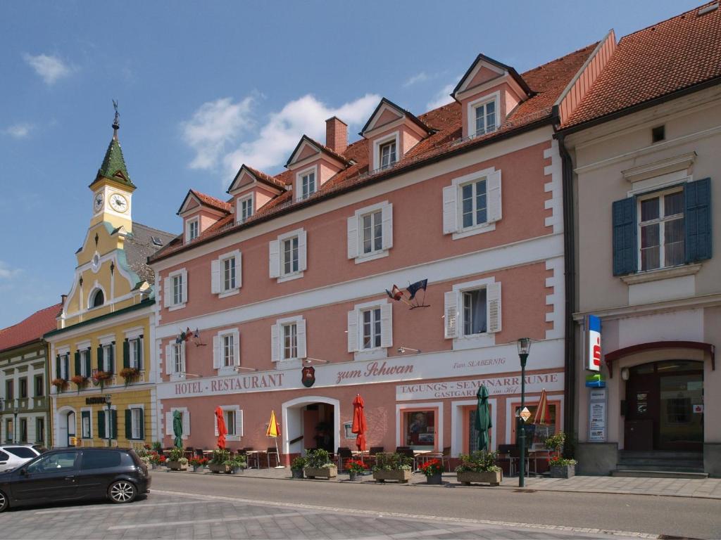 budynek z wieżą zegarową na ulicy w obiekcie Hotel Restaurant zum Schwan w mieście Schwanberg