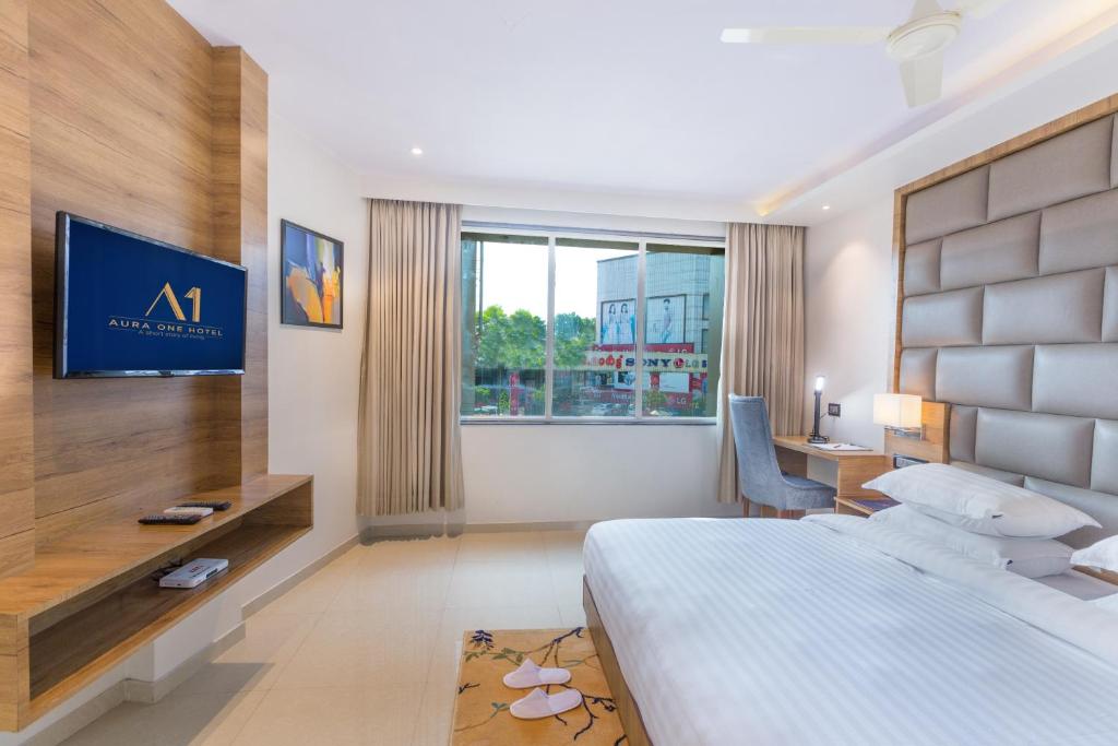 Postel nebo postele na pokoji v ubytování Aura One Hotel