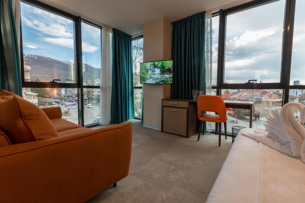 TV a/nebo společenská místnost v ubytování Sky Corner Hotel