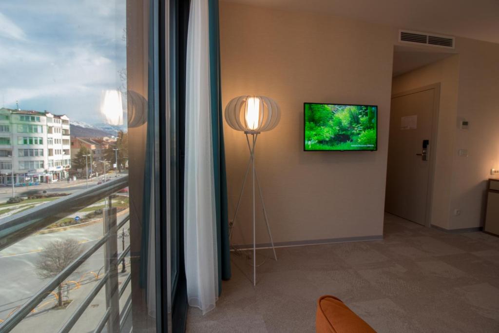 TV a/nebo společenská místnost v ubytování Sky Corner Hotel
