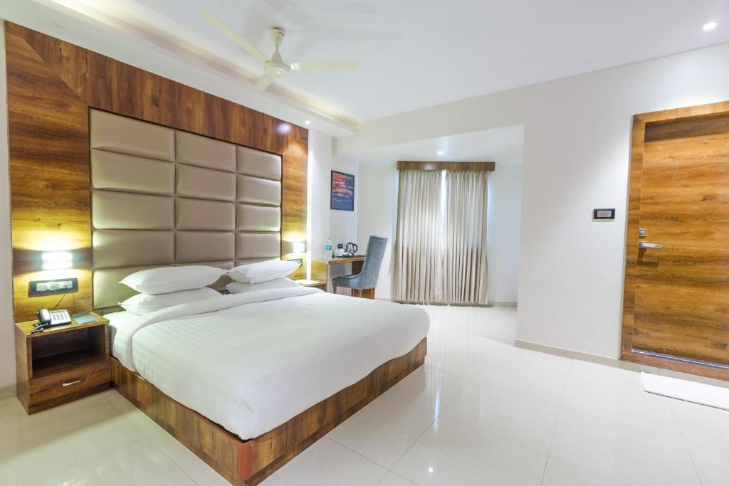 Postel nebo postele na pokoji v ubytování Aura One Hotel