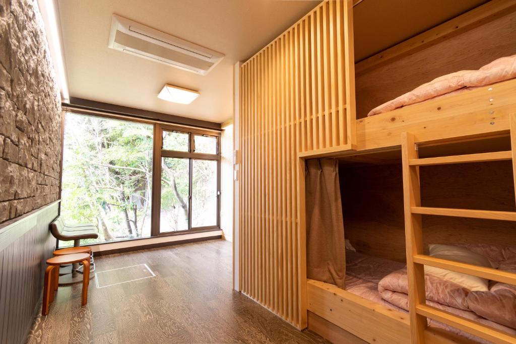 Postel nebo postele na pokoji v ubytování Miyajima Guest House Mikuniya