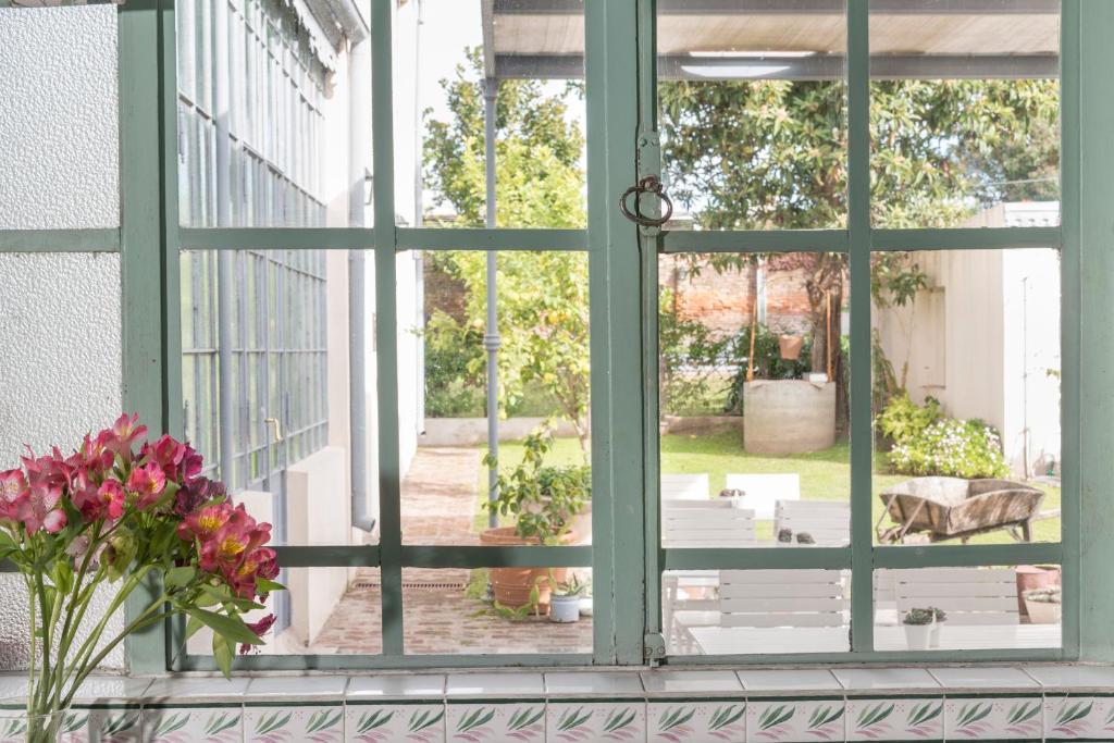 坦迪爾的住宿－Casa Chacabuco Tandil，开放式窗户享有庭院的景致。