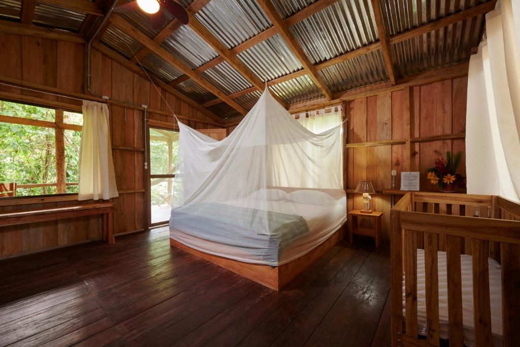 Postel nebo postele na pokoji v ubytování Finca Amistad Cacao Lodge