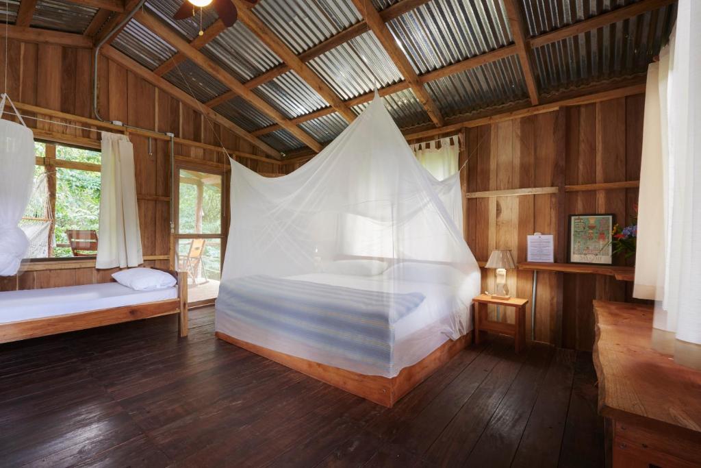 Postel nebo postele na pokoji v ubytování Finca Amistad Cacao Lodge
