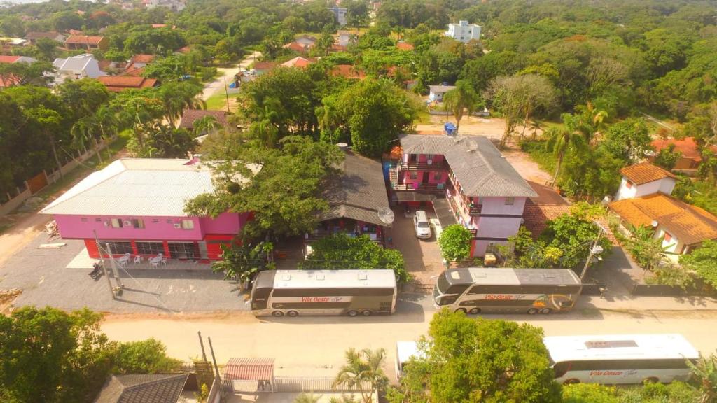 una ciudad con autobuses estacionados en un estacionamiento en Pousada vila oeste en Itapoa