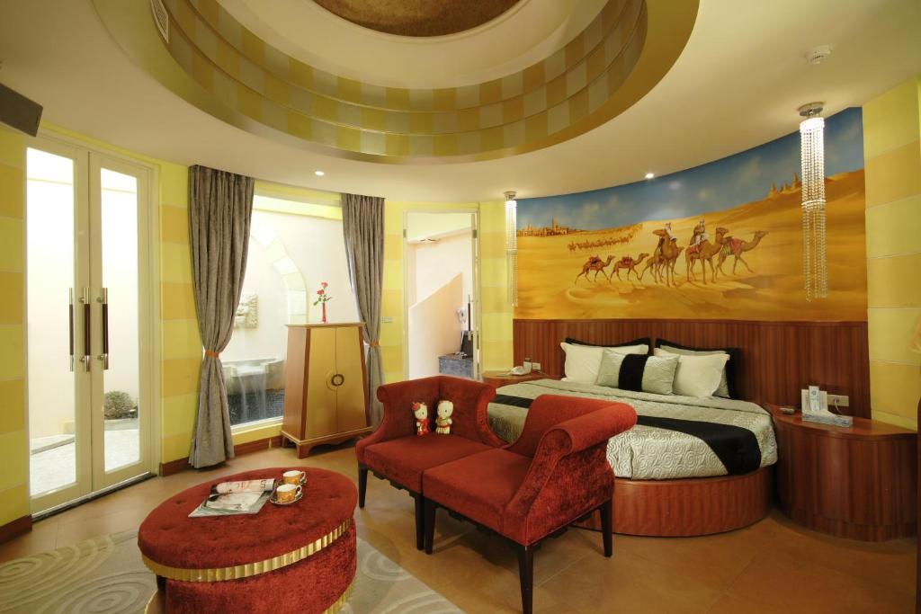 Schlafzimmer mit einem Bett mit Wandgemälde in der Unterkunft Villa Bella Motel in Kaohsiung