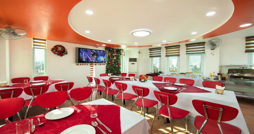 TV a/nebo společenská místnost v ubytování Van Mieu Hotel