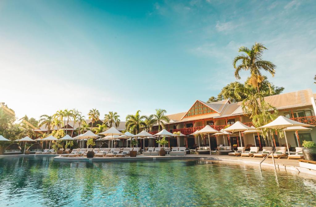 una piscina en un complejo con sombrillas en Cable Beach Club Resort & Spa en Broome