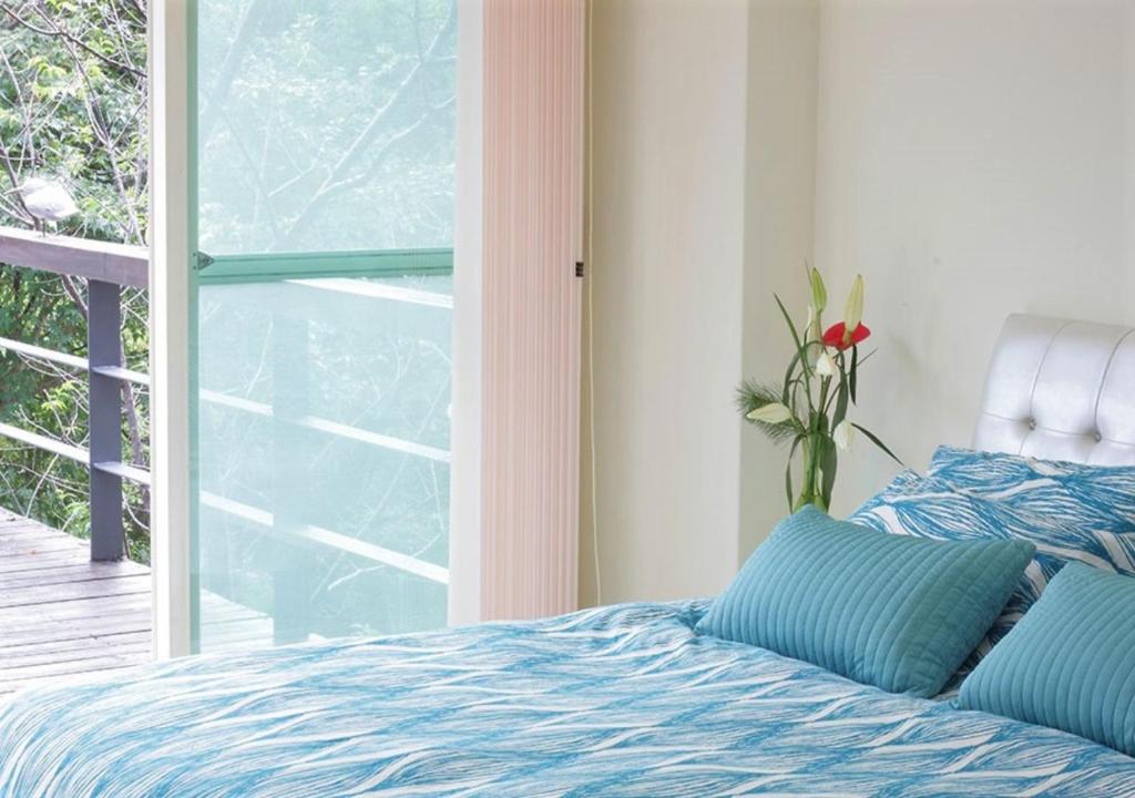 Postel nebo postele na pokoji v ubytování Sanyi Wei Wei Feng B&B