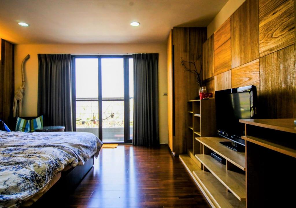Postel nebo postele na pokoji v ubytování Sanyi Wei Wei Feng B&B