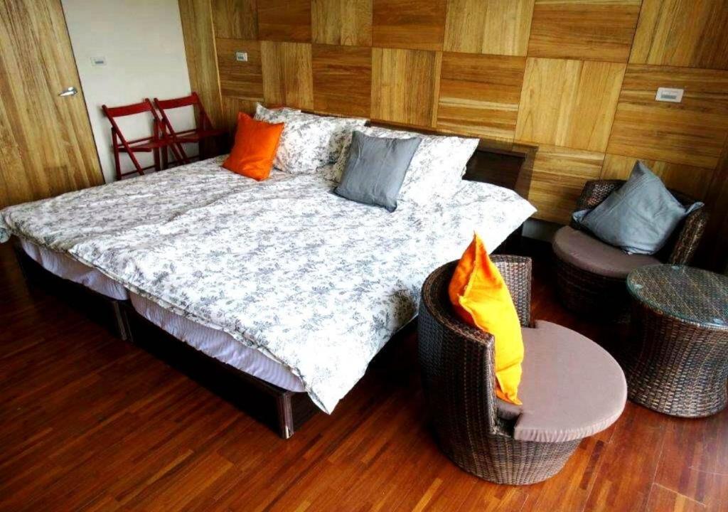 Postel nebo postele na pokoji v ubytování Sanyi Wei Wei Feng B&B