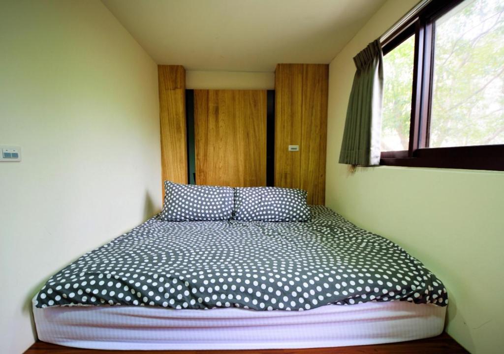 Postel nebo postele na pokoji v ubytování Sanyi Wei Wei Feng B&B