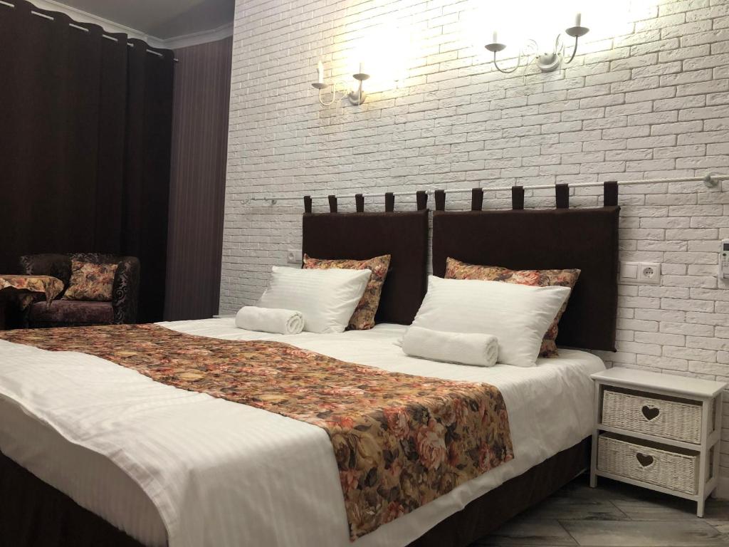 ノヴォロシースクにあるNgreyのベッドルーム1室(大型ベッド1台、白いシーツ、枕付)