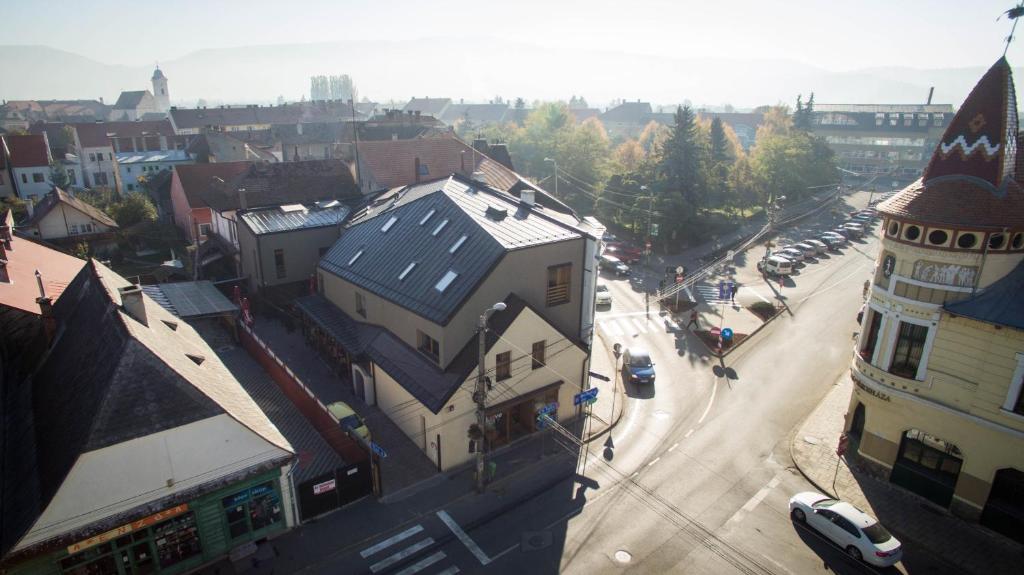 une vue sur une rue de la ville avec un bâtiment dans l'établissement Niki Apart Pension, à Gheorgheni