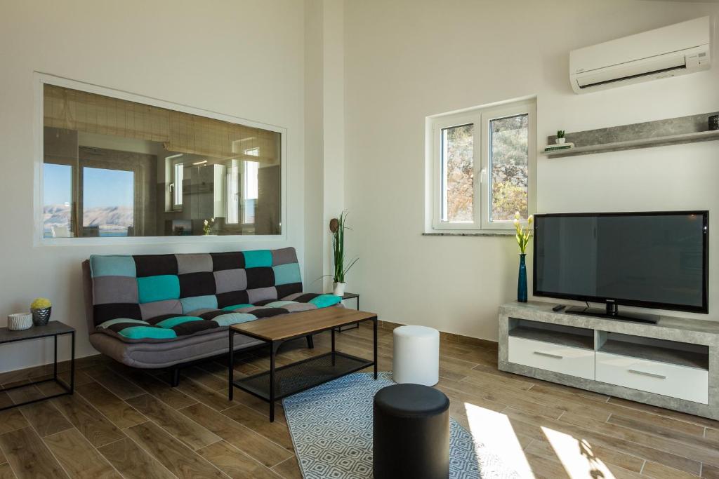 Televízia a/alebo spoločenská miestnosť v ubytovaní 2Bfree Apartments